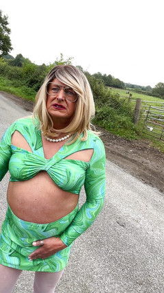 Kellycd2022: 业余 crossdresser Kellycd2022 性感熟女穿着白色连裤袜和高跟鞋在小巷里