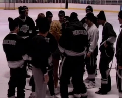 Vollbusige französische blondine mit großen möpsen vom gesamten Hockey-Team im gangbang