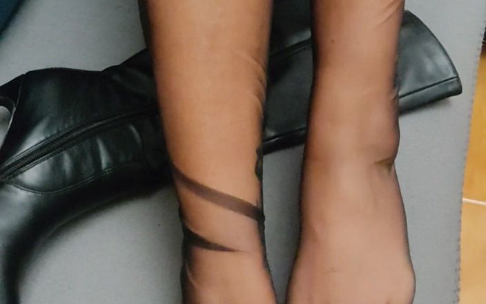 Coryna nylon: 黑丝袜和黑色靴子