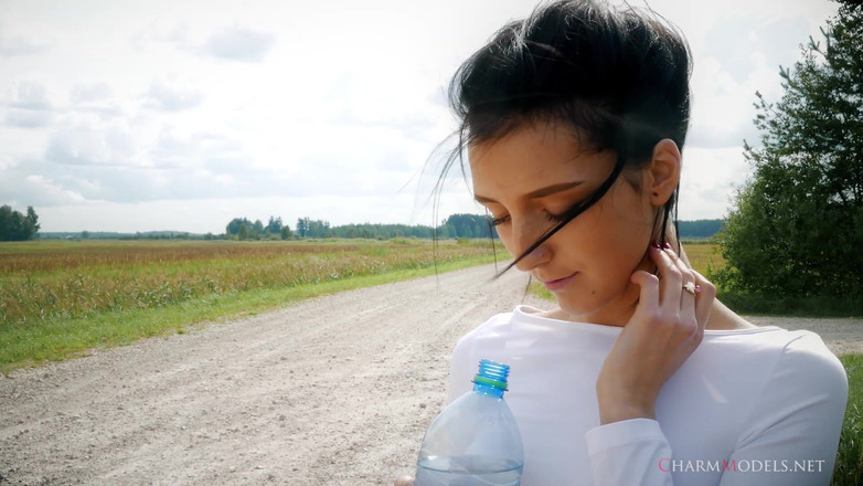 CharmModels: Sofia Z Мокрая мокрая футболка и твердые соски