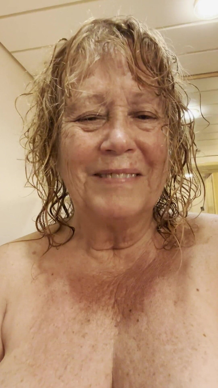 Big Ass 4 U: GILF playtime after shower. Rubbing tits, fingering pussy, dive into...