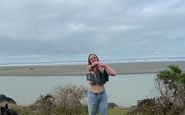 April Sparx: Jen jste si mysleli, že byste si mohli užít krásný výhled...