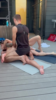 Fitness tränare knullade en klienter under en grupp träning. Stora tuttar och stor passform röv flickor blev creampied