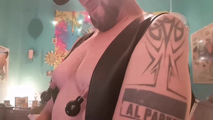 Monster_Meat_: Pumpování prsou a poskakující show