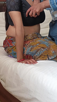 Hintli yenge sari içinde seks için devarını baştan çıkarıyor, Hintli xxx desi chudai Hintçe porno