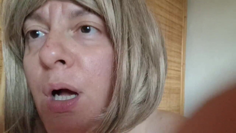 Nicoletta Embassi: Divorced stepmom fucks her ass