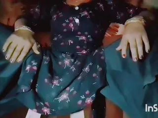 Một cô gái mát mẻ gợi cảm đang ngồi trên một chiếc ghế và dập tắt ngọn lửa của tuổi trẻ của mình. Cô ấy rất nóng bỏng và rất đam mê. Âm hộ của cô ấy là ve