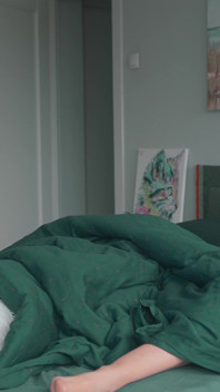 Délice du matin : un mari réveille sa femme avec la langue et la remplit de sperme dans son lit