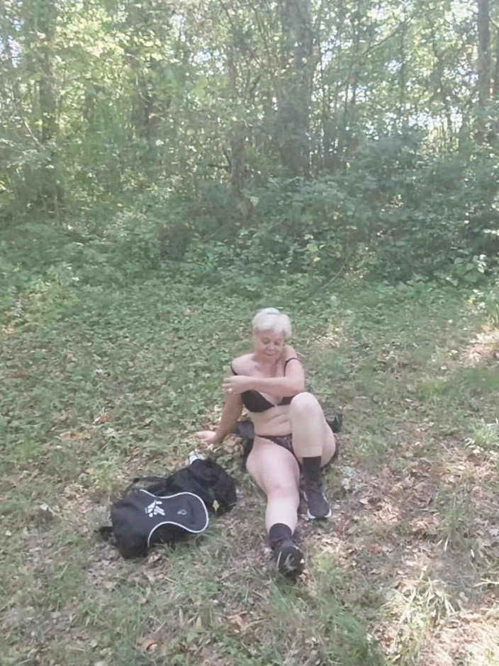 Sofy13: Letar efter en främling i skogen att bli knullad med