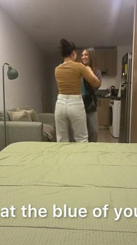 我们把那些对丈夫不忠的女人当成火辣女同性恋一样摩擦