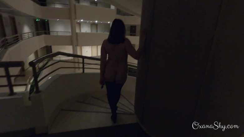 MILF Oxana: ホテルの廊下で裸で捕まえられる
