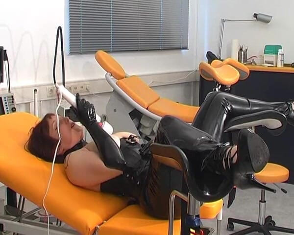 Rubber & Clinic Studio - 1ATOYS: Masturbation in gummi auf dem frauenarzttisch