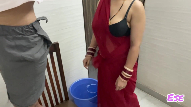 Sammy Sins: Bhabhi desi dikongkek tukang paip semasa dia membetulkan mandi