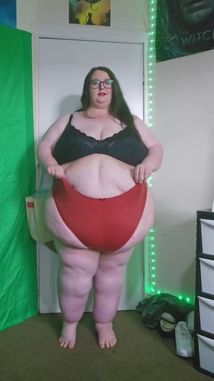 SSBBWLadyBrads: Жиробасина-великаншка идет в тугих красных трусиках