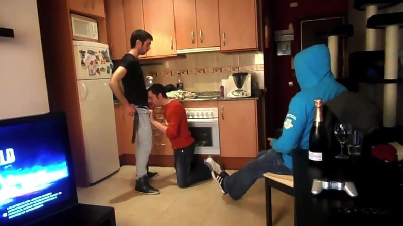 Robyn 3Some: 观看我的继兄做爱