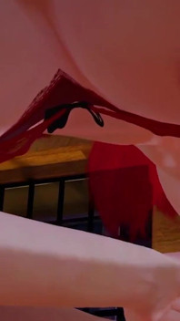 Succubus berambut merah memberikan blowjob yang bermakna