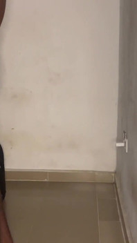 Limpiador seduce a chico de casa