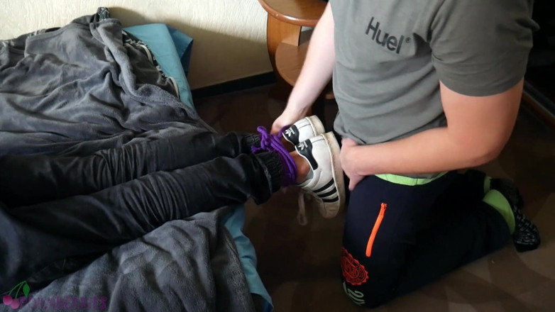 Ethan Alex: Il ragazzo schiavo si fa scopare i piedi e perde...