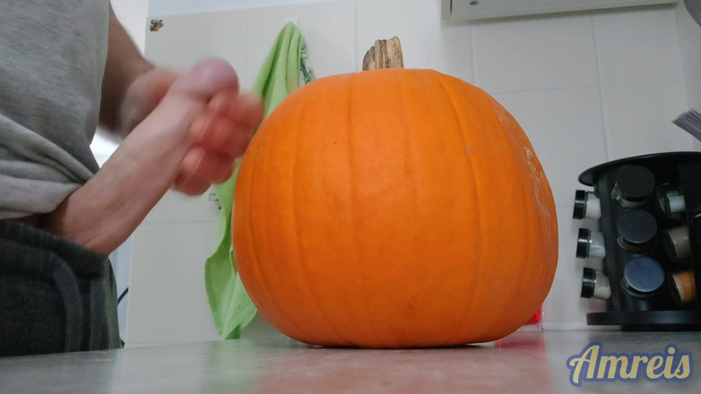 Amreis: Otro orgasmo de Halloween. Palpitante y gruesa en calabaza