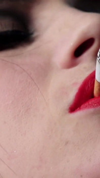 La ragazza lucia love che fuma prende 9 pollici di grande cazzo bianco