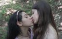 Dollscult: Adolescentes gostosas Melody e Sissi fazem sexo na floresta