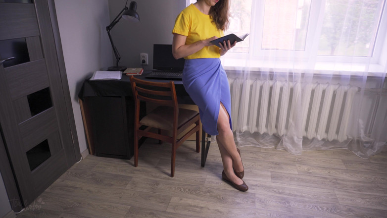 Teasecombo 4K: Colegă în fustă slit tachinează picioarele sexy