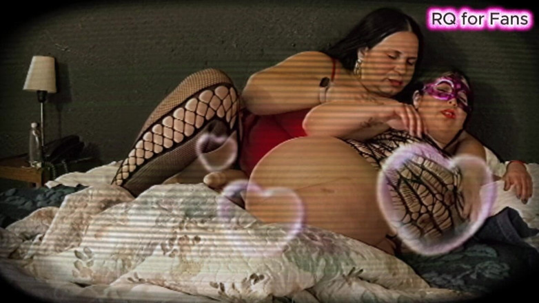 Riderqueen: Videoclipuri pentru fani, Inițierea lesbiană, Explorarea cu prietenul
