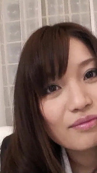 Asiatischer dünner college-teenager beim casting zum ersten mal gefilmt