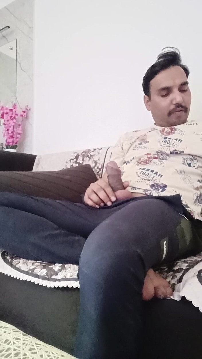 Rajasthani-old-lover: Masturbuje na mém gauči a sleduje televizi