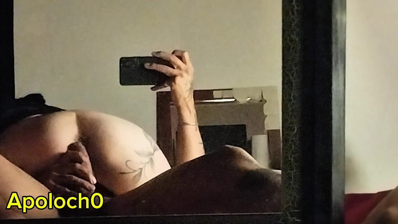 ApoloCho: Sex Sett i en spegel är reflektionen av hennes röv och...