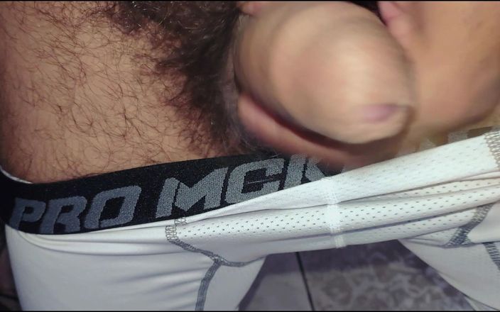 Stink HairyMale: Sborra sui pantaloni di compressione