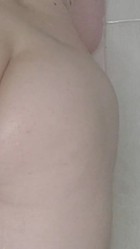 MAMĂ SEXY ÎN BAIE CARE SE JOACĂ CU UN VIBRATOR