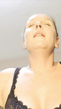 Esposa caliente tiene la oportunidad de un ascenso