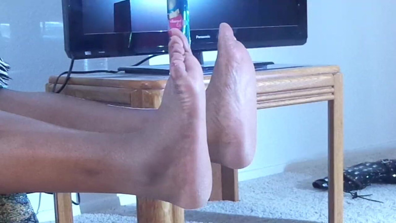 BBW nurse Vicki adventures with friends: Our masked butterfly paints her toes for you