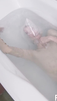 Sattira – Beg Terdesak Penuh Dan Tab Mandi Air – Muka lucu
