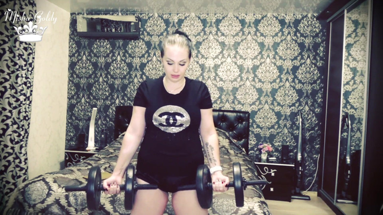 Goddess Misha Goldy: Biceps meydan okuması için 101 ağırlık kaldırma tekrarları!