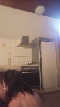 En stilig, aktiv och begåvad pojke