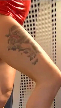 MiLF rossa tatuata spanata da un cazzo palpitante in una cavalcata selvaggia