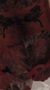Ftm tatuată în baie! Pizdă roz XXX Skips vă permite să urmăriți