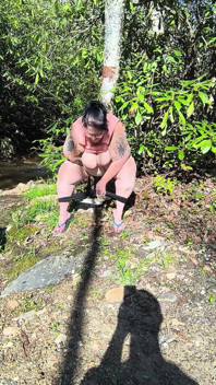 Cewek sange dengan toket kencing ini lagi asik ngentot toket dan pantatnya yang kendor di hutan sampai dia mengerang keenakan