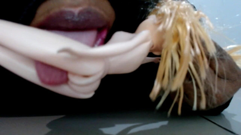 Maeling: Percintaan lesbian kecil gergasi - menjilat pepek satu