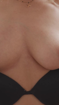 Gözleri bağlı sarışın dildo ve parmaklarla kendini tatmin ediyor