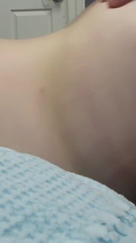 Milf culona hace un trabajo de mano, se sube encima y se pone finsica por detrás