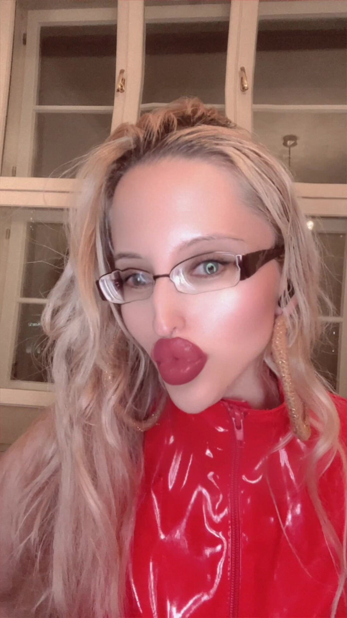 FinDom Goaldigger: 我想要成为一个芭比娃娃