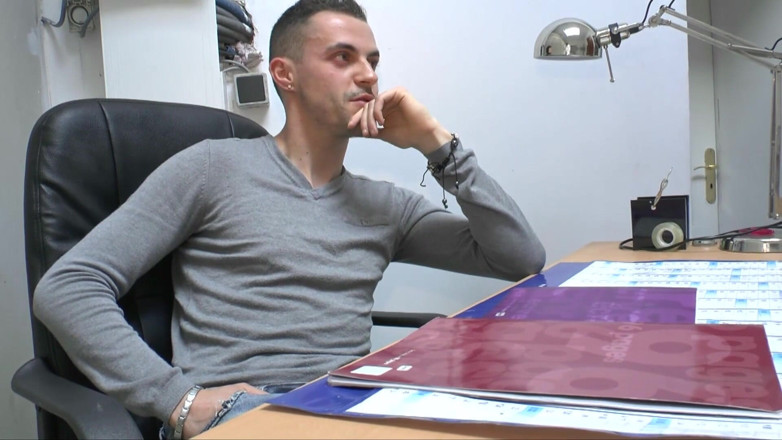 CBD Media Interracial: La studentessa ebano in uniforme viene leccata e scopata nell'ufficio...