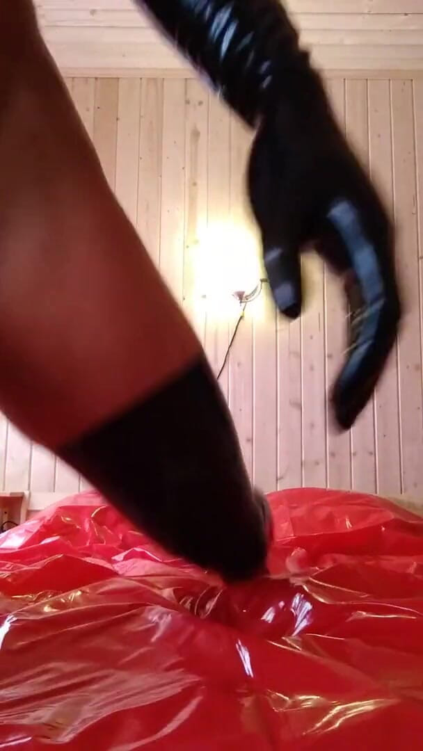 Latex Toys: Sborra in lattice