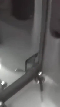 Se masturbează în baia autobuzului
