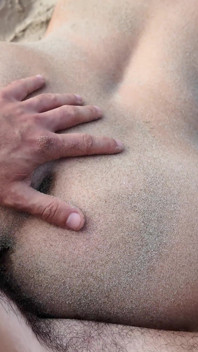 Drzý cizinec ošukal chlupatou milf nudistku