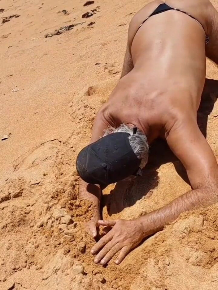Ladysilvas: Ladysilva de calcinha na praia que puta gostosa
