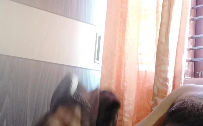 HornyHunk: Yarağımı yağlıyorum ve komşunun külotu ve sutyenle mastürbasyon yapıyor